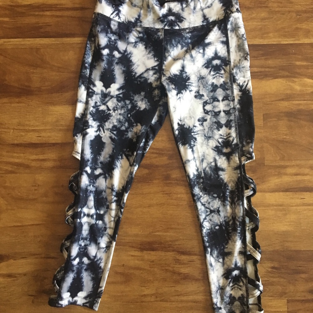 MOVING SALE🎉 Cutout tie dye print yoga pants - Picture 2 of 2